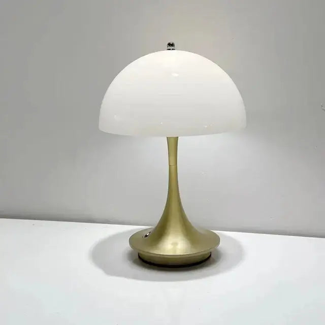 Lampe de table LED fleur en aluminium doré avec abat-jour blanc, design moderne minimaliste adapté pour chambre ou bureau.