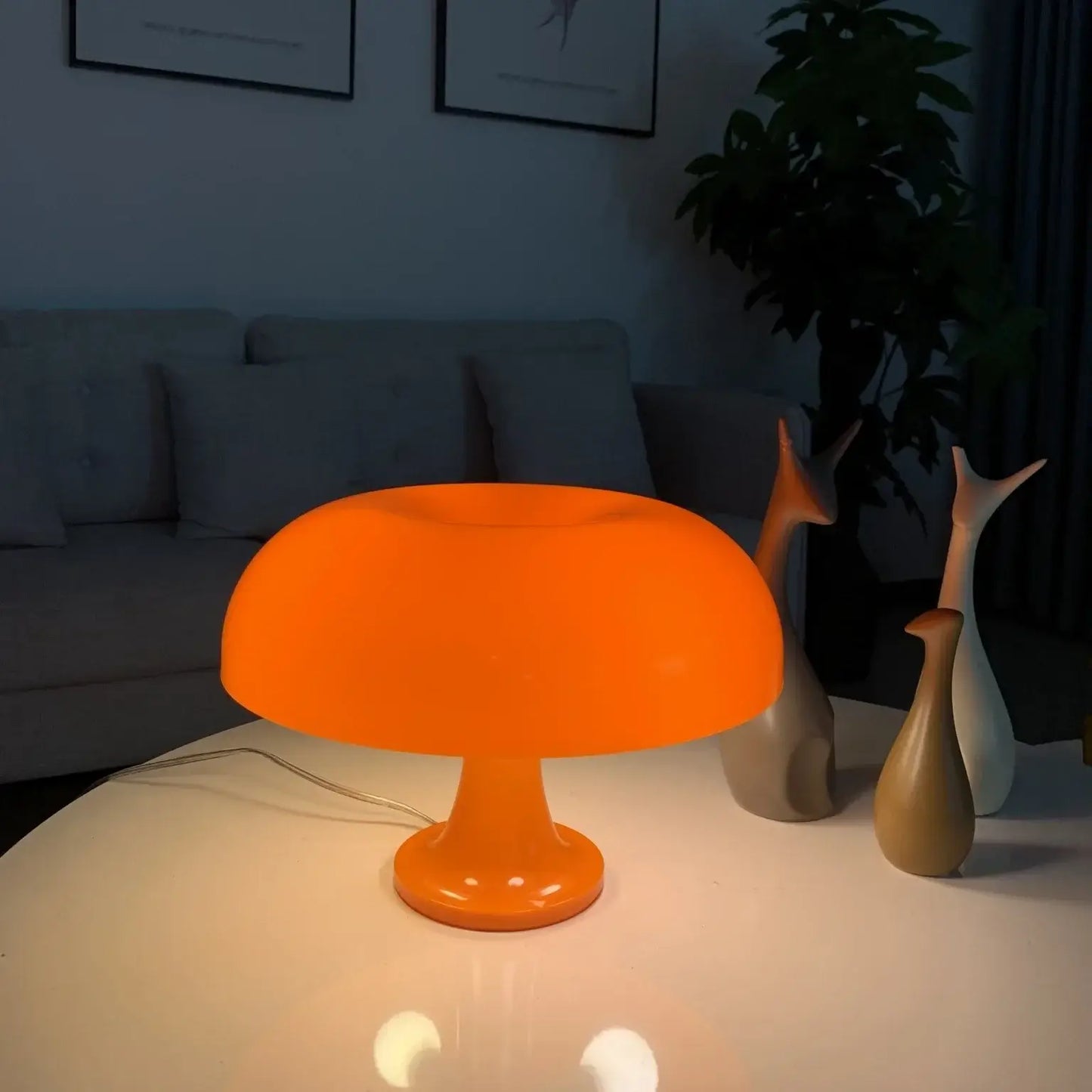 Lampe de table champignon vintage orange avec variateur d'intensité réglable sur une table blanche dans un salon élégant.