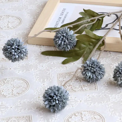 Bouquet de fleurs artificielles pissenlit gris sur nappe en dentelle blanche pour décoration mariage et maison