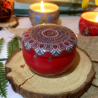 Bougie parfumée florale en pot rouge dans une boîte métallique vintage sur une tranche de bois, dégageant une atmosphère chaleureuse.