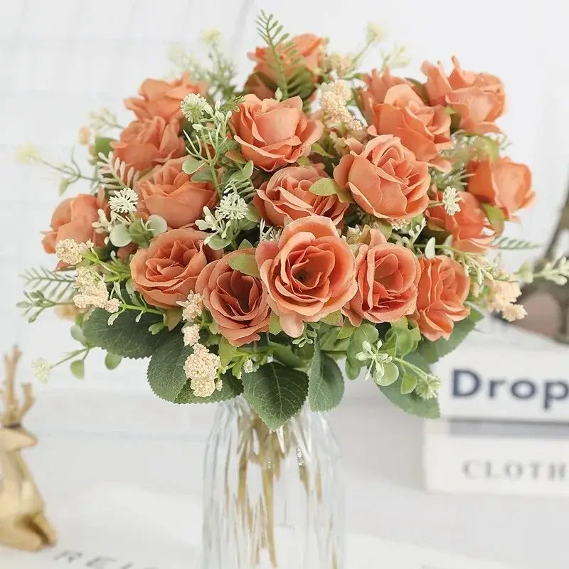 Bouquet de roses en soie orange réaliste dans un vase en verre, parfait pour la décoration de mariage ou d'intérieur.