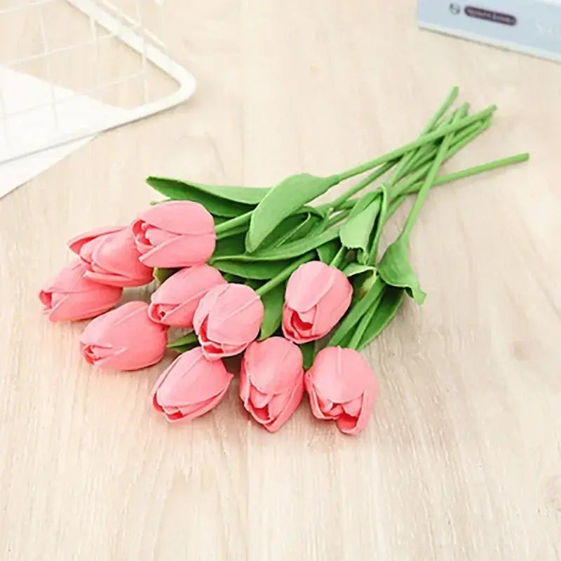 Bouquet de tulipes en soie rose, parfait pour la décoration intérieure et les occasions spéciales telles que mariages et anniversaires