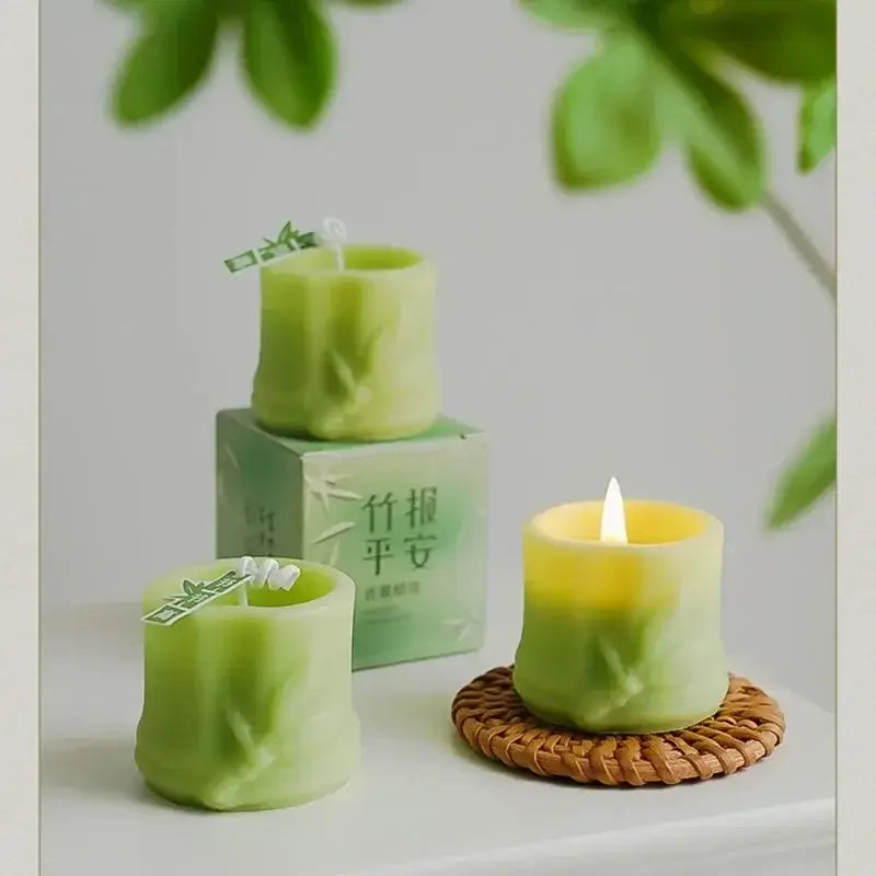 Bougie parfumée en forme de pied de bambou vert clair, élégamment posée sur une table avec une ambiance sereine et naturelle.