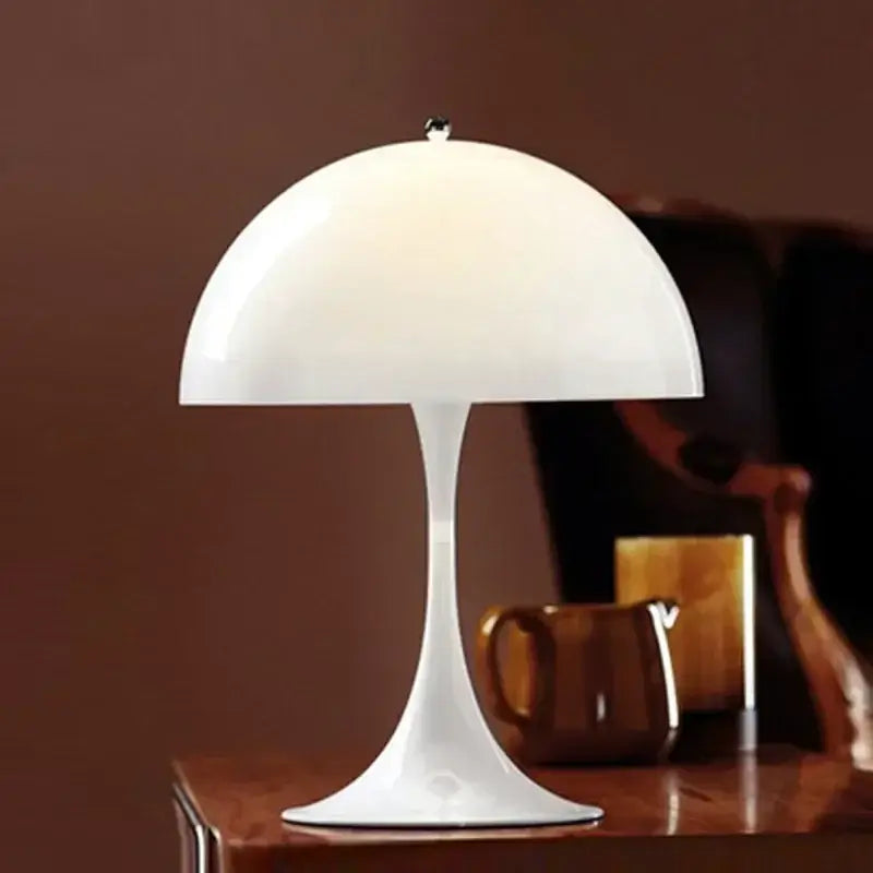 Lampadaire minimaliste LED champignon avec design épuré et moderne posé sur une table, illuminant une ambiance sophistiquée intérieure.