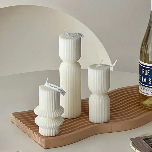 Bougie géométrique parfumée, décorative, sur un plateau en bois ondulé, rehausse l'élégance de tout intérieur moderne