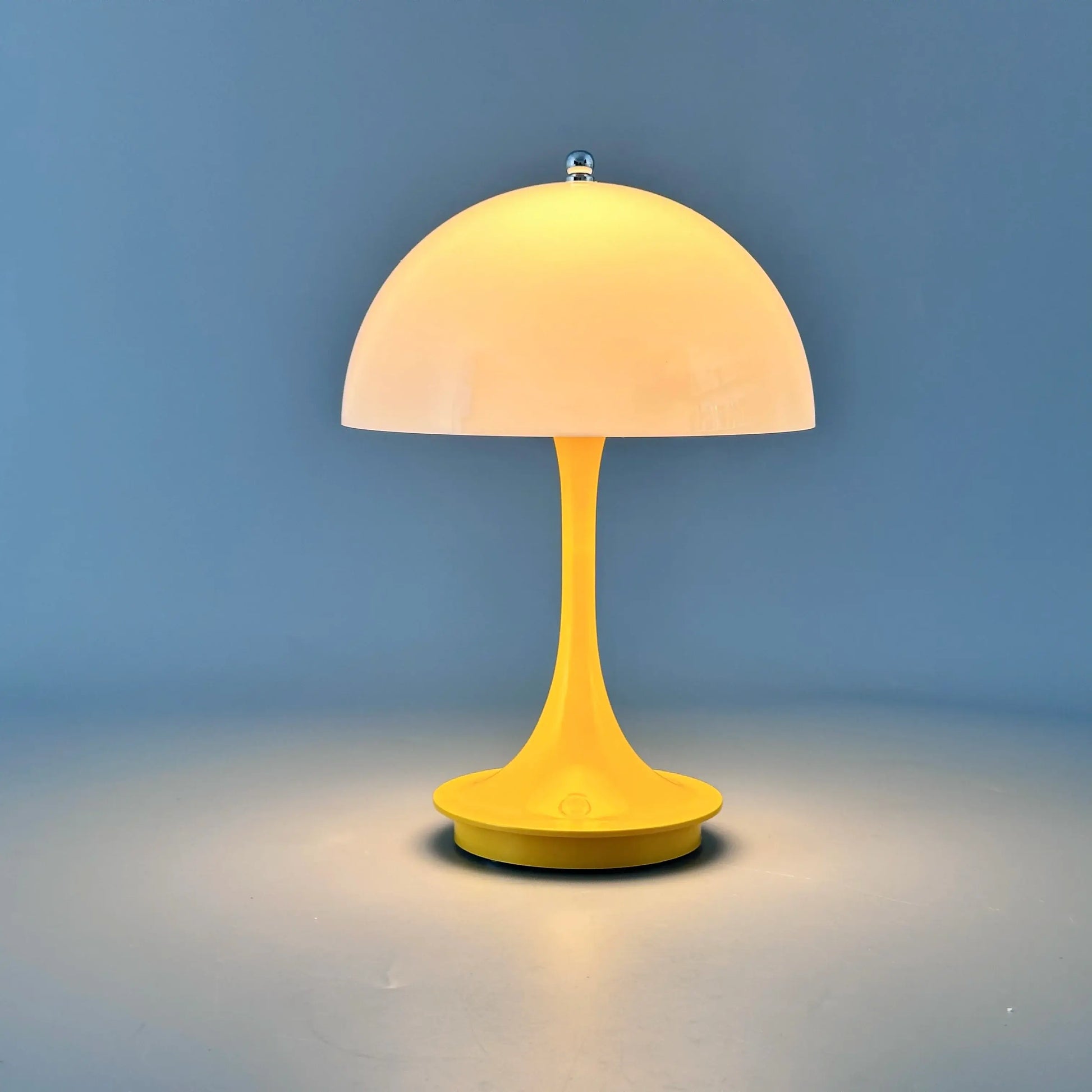 Lampe de table LED jaune avec abat-jour en forme de dôme, éclairage doux et moderne pour chambre et espace de vie.