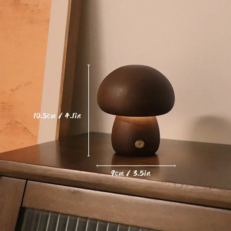 Lampe de table champignon en bois avec des dimensions de 10,5cm de hauteur et 9cm de largeur, posée sur une table.