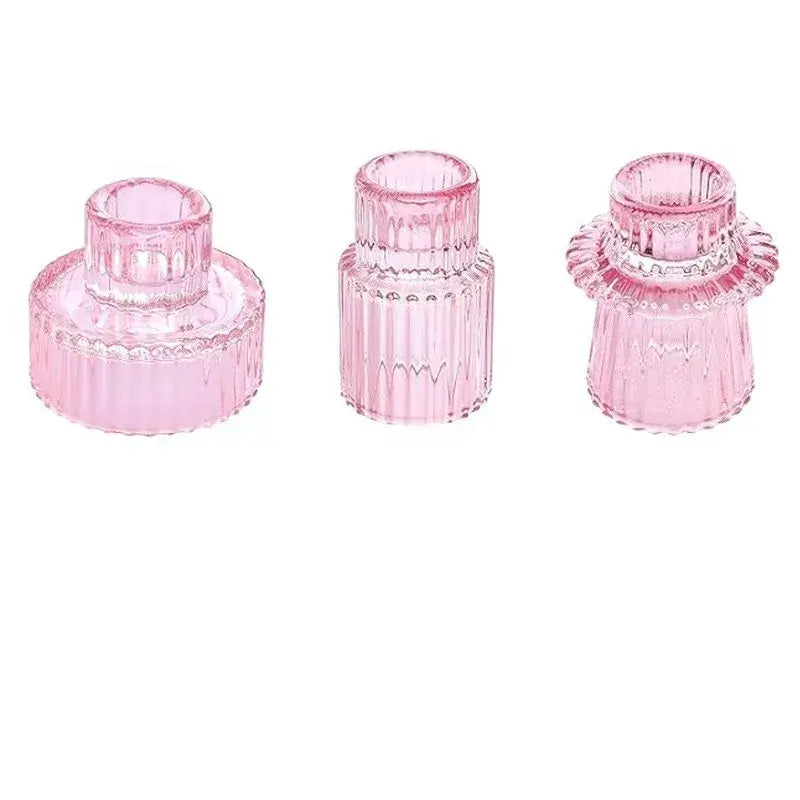 Ensemble de 3 bougeoirs en verre rose élégants, parfaits pour une décoration romantique et sophistiquée lors d'un dîner aux chandelles.