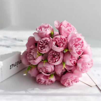 Bouquet de pivoines en soie rose réalistes avec 27 têtes de fleurs, idéal pour décorer votre intérieur avec une touche d'élégance intemporelle.