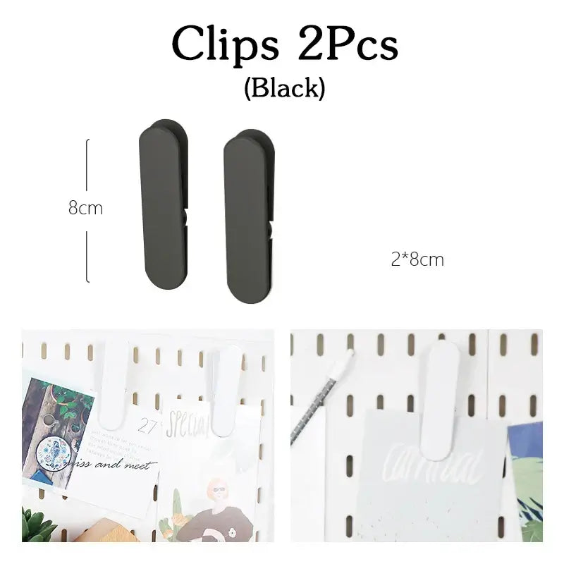 Deux clips noirs pour panneau de rangement mural, dimensions 8cm, parfaits pour maintenir des notes et accessoires en place.