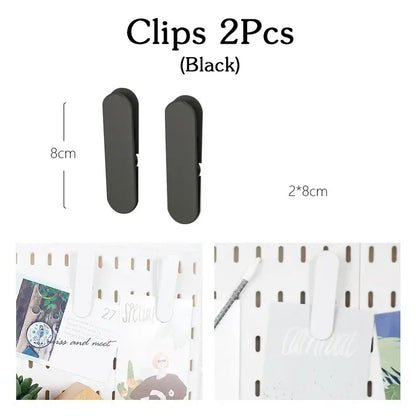 Deux clips noirs pour panneau de rangement mural, dimensions 8cm, parfaits pour maintenir des notes et accessoires en place.