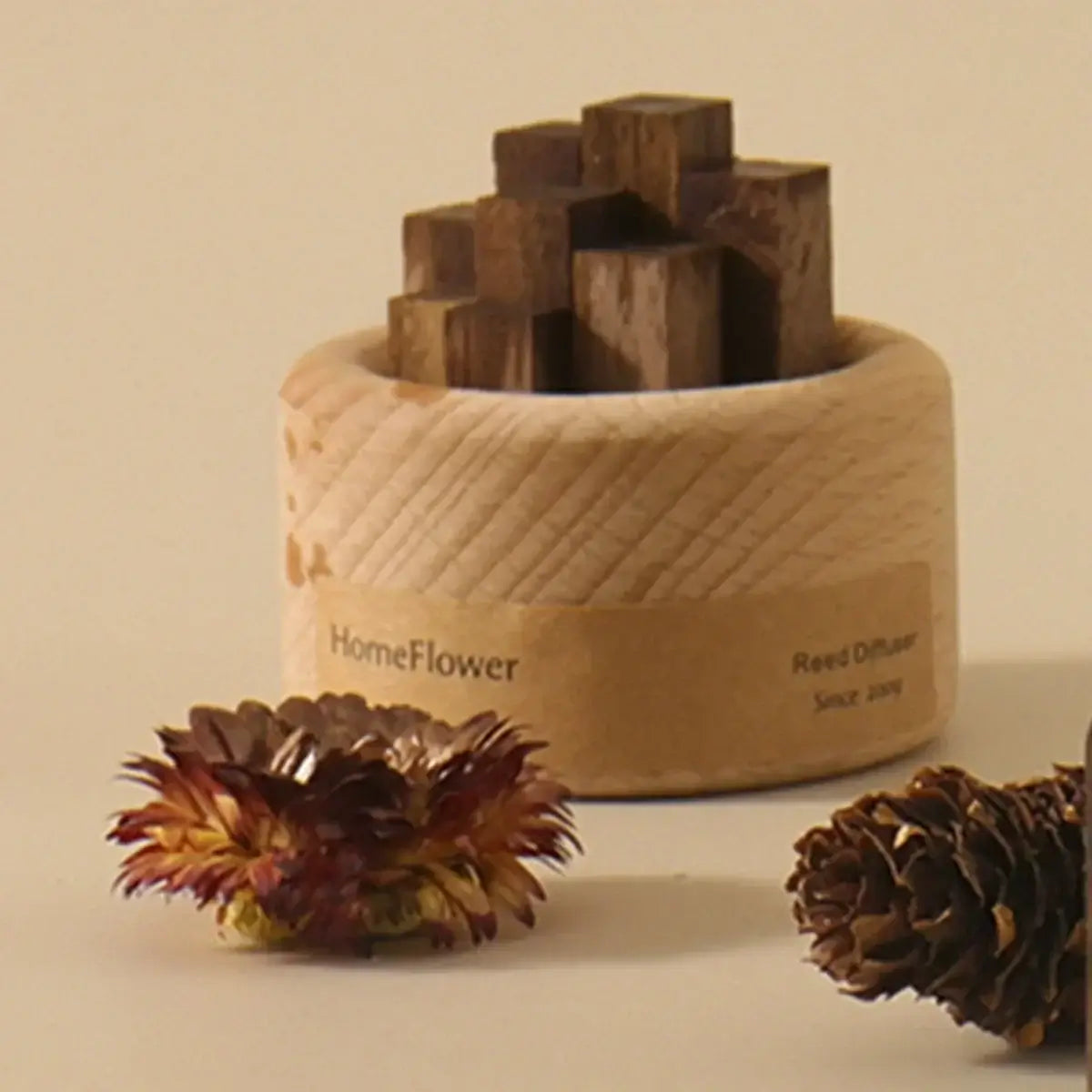 Diffuseur d'huiles essentielles en bois de haute qualité avec bois aromatique et fleurs séchées pour aromathérapie sans électricité.