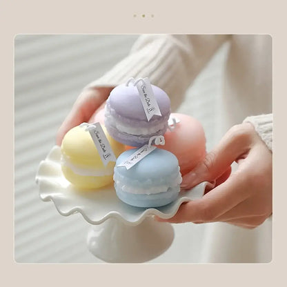 Bougie Macaron Parfumée en plusieurs couleurs sur un plateau blanc, parfaite pour une ambiance relaxante et élégante.