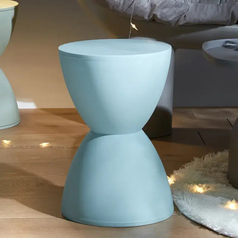 Tabouret créatif multicolore minimaliste, apportant une touche moderne à un intérieur contemporain avec son design épuré et ses couleurs variées.