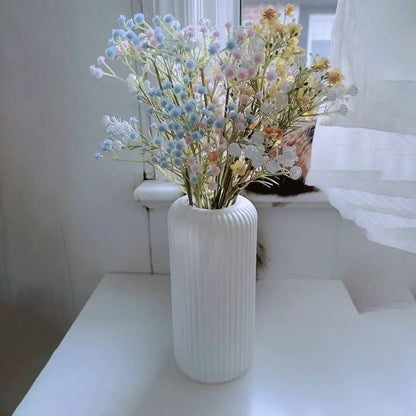 Vase en plastique effet céramique strié avec fleurs colorées, idéal pour décoration intérieure élégante et arrangements floraux