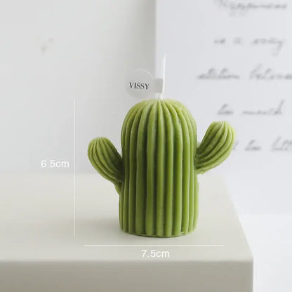 Bougie parfumée en forme de cactus vert en cire de soja de 7.5 cm de large et 6.5 cm de haut, description en arrière-plan