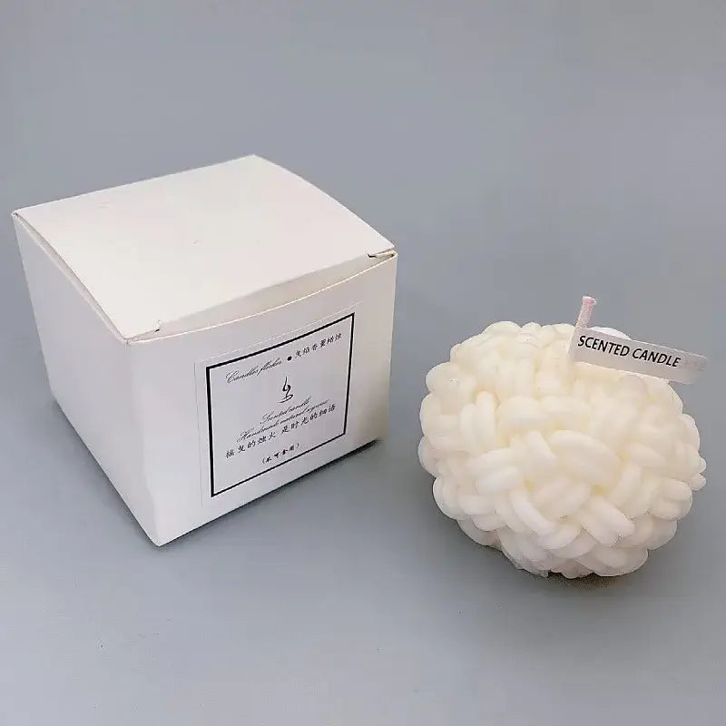 Bougie parfumée blanche en nœud géométrique avec emballage, idéale pour la décoration intérieure et l'aromathérapie relaxante