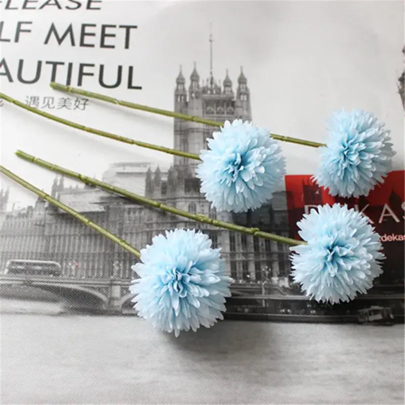 Bouquet de chrysanthèmes en soie bleu pâle avec 5 têtes de fleurs réalistes, parfait pour la décoration élégante et intemporelle de l'intérieur.