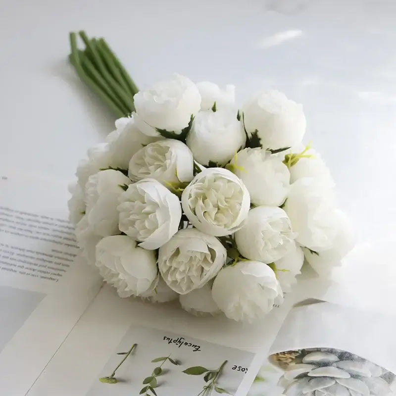 Bouquet de pivoines en soie blanches réalistes - 27 têtes de roses pour une décoration élégante et intemporelle.