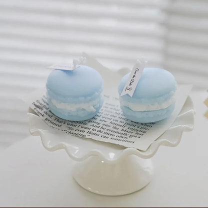 Bougie macaron parfumée bleue sur un présentoir élégant, apportant une touche gourmande et relaxante à votre intérieur.