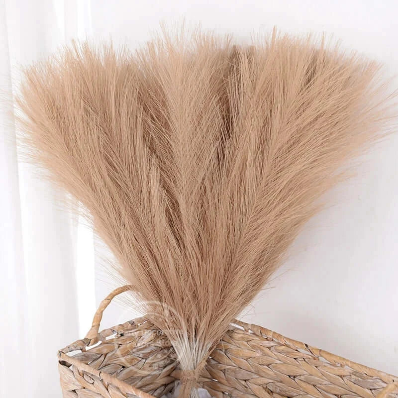 Bouquet de tiges de pampas multicolores dans un panier en osier pour décoration élégante et sophistiquée