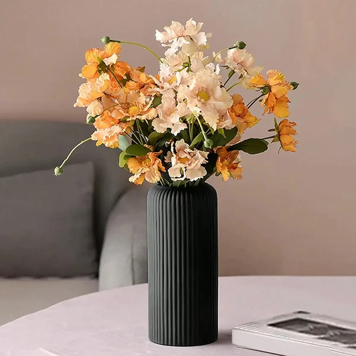 Vase rayé en plastique effet céramique avec fleurs orange et blanches, décoration intérieure élégante