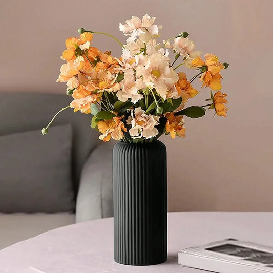 Vase rayé en plastique effet céramique avec fleurs orange et blanches, décoration intérieure élégante