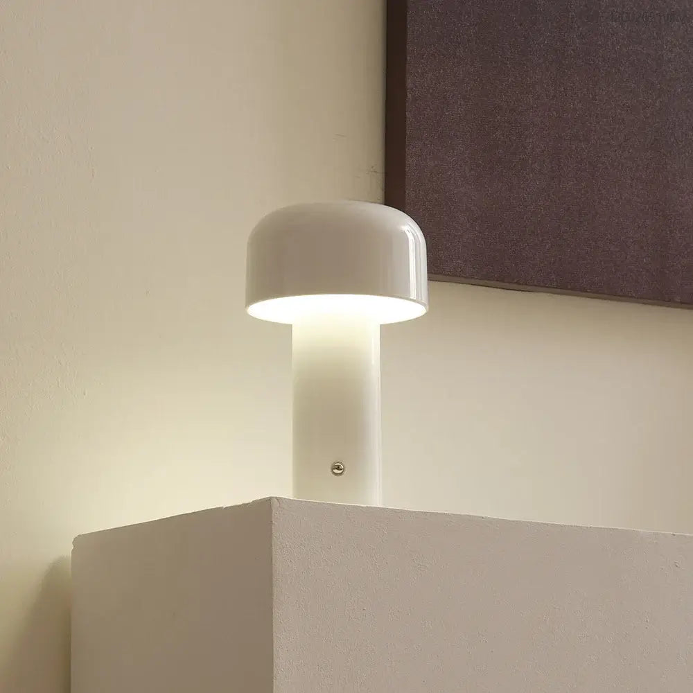 Lampe de table LED mini champignon avec design élégant et minimaliste posée sur une étagère, idéale pour chambre moderne.