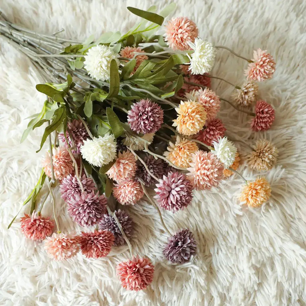 Bouquet de fleurs artificielles Pissenlit multicolores sur une couverture en fourrure blanche