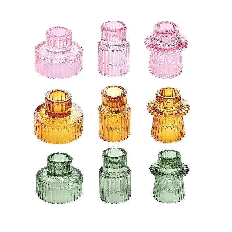 Ensemble de 9 bougeoirs en verre coloré rose, jaune et vert, apportant une touche élégante et romantique à la décoration de table.