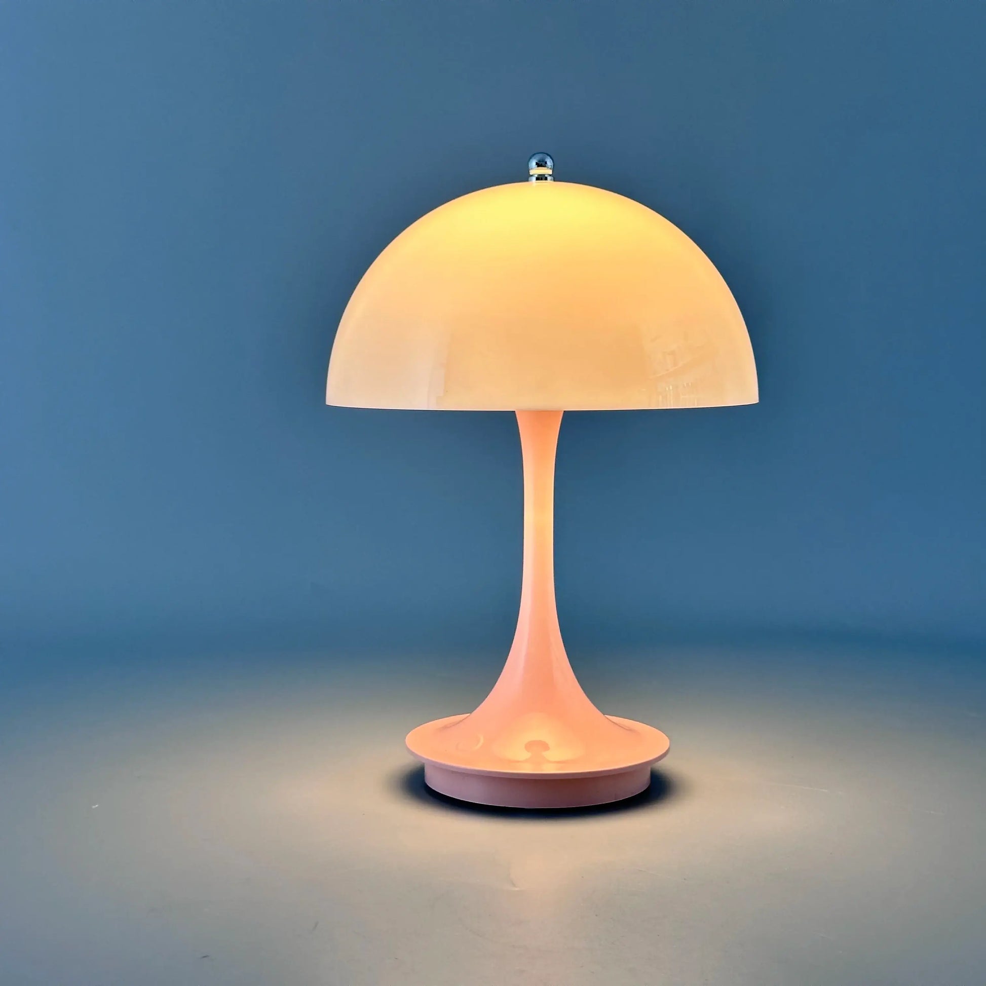 Lampe de table LED fleur au design moderne et épuré, offrant un éclairage doux et réglable, parfaite pour une ambiance apaisante dans la chambre.