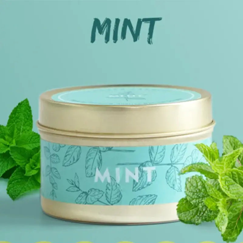 Bougie parfumée à la menthe en pot de cire de soja avec une étiquette illustrée de feuilles de menthe, idéale pour la décoration et le bien-être.