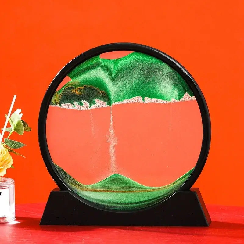 Sablier décoratif circulaire en verre avec du sable vert sur fond rouge, ajoutant une touche d'élégance et d'architecture rétro à la décoration.