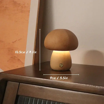 Lampe de table champignon en bois avec lumière douce posée sur un meuble, dimensions de 10.5 cm de hauteur et 9 cm de largeur indiquées.