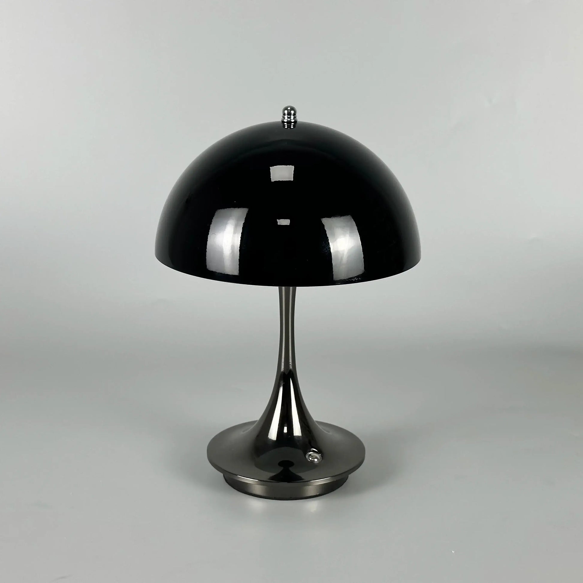 Lampe de table LED fleur en aluminium avec abat-jour noir et design moderne minimaliste, parfaite pour un éclairage apaisant dans la chambre.