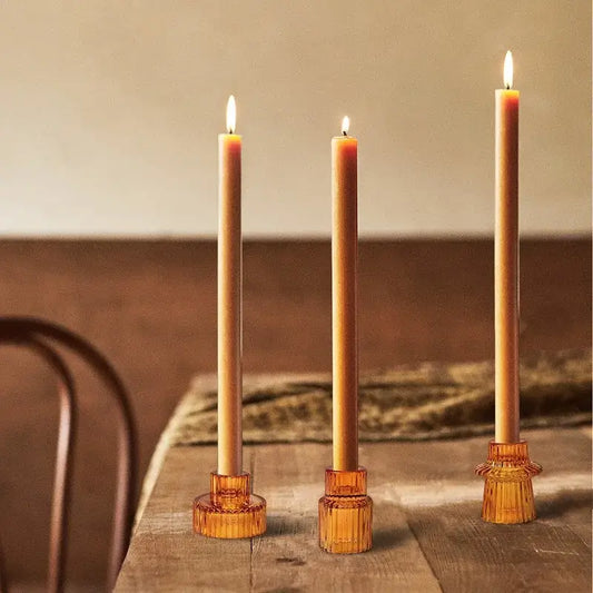 Ensemble de 3 bougeoirs en verre élégant avec chandelles, ajoutant une atmosphère romantique et sophistiquée à une table en bois