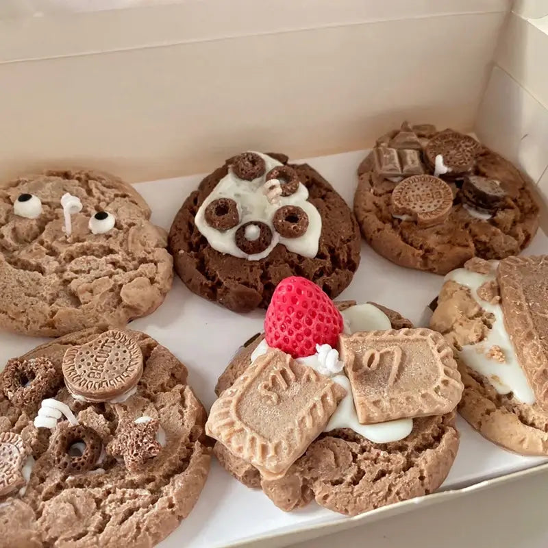 Bougie parfumée en forme de cookies présentée dans une boîte, fabriquée en cire de soja, design ludique et gourmand.