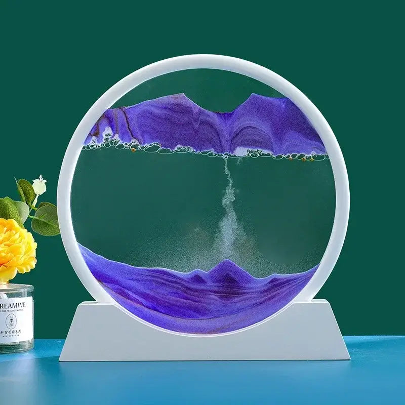 Sablier décoratif circulaire en verre avec sable violet, posé sur un support blanc élégant, ajoutant une touche d'élégance et de design à l'espace.