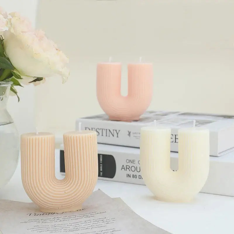 Bougie parfumée en forme de U en cire de soja, design minimaliste et chic, bougies faites à la main pour une décoration intérieure élégante.