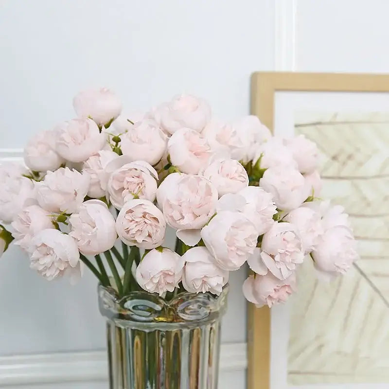 Bouquet de pivoines en soie roses avec 27 têtes réalistes dans un vase en verre pour décoration intérieure élégante et intemporelle.