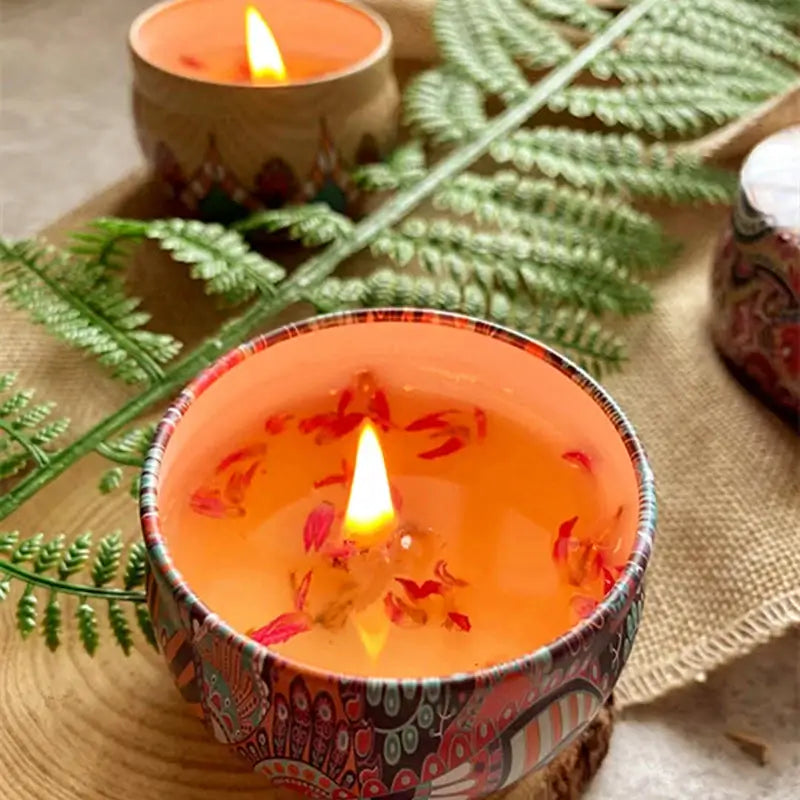 Bougie parfumée florale en pot dans une boîte métallique vintage, apportant une atmosphère chaleureuse et élégante à la décoration intérieure.