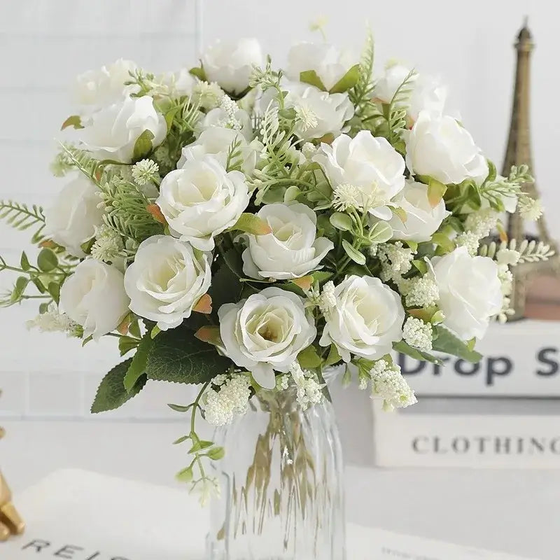 Bouquet de roses en soie blanches dans un vase, idéal pour les mariages et la décoration intérieure.