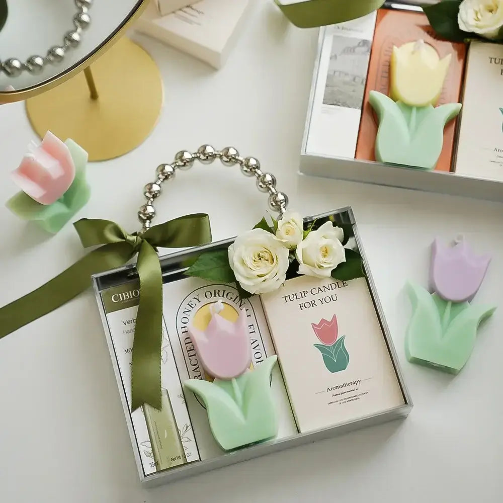 Bougie parfumée en forme de tulipe dans un élégant cadeau avec fleurs et accessoires, parfaite pour la décoration intérieure ou comme souvenir.