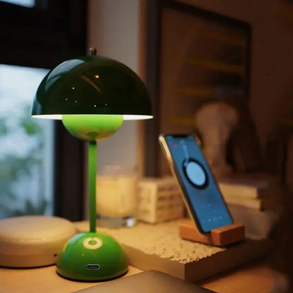 Lampe de Table LED design champignon vert sur un bureau avec téléphone et livres. Éclairage LED ajustable et rechargeable via Type-C.