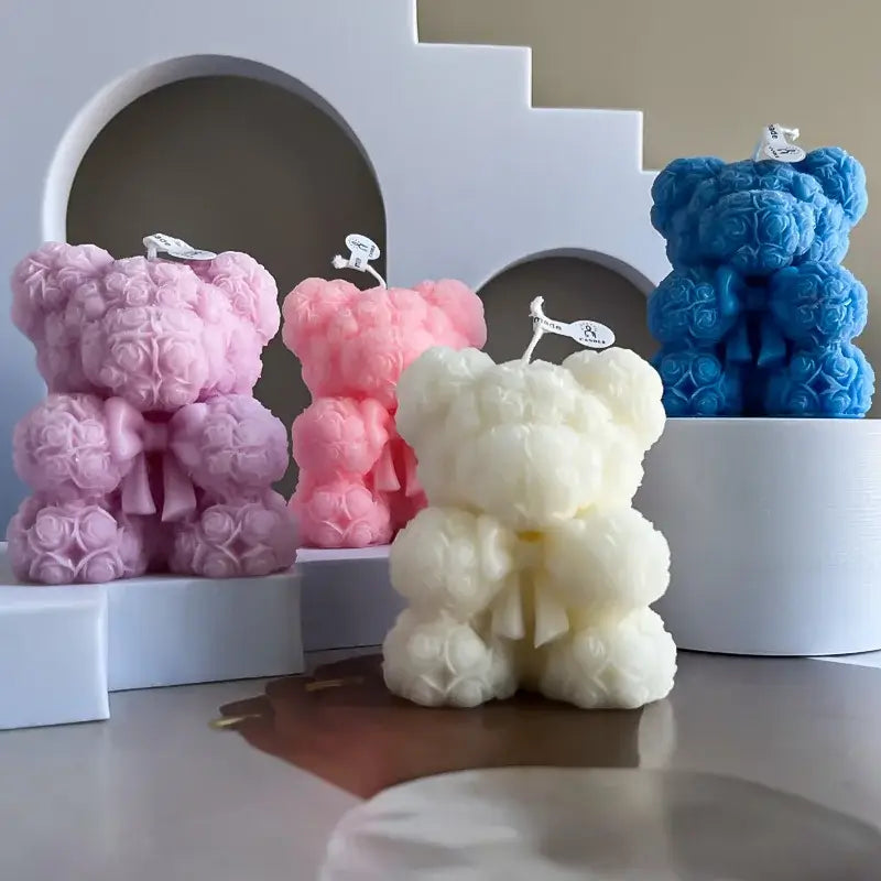 Bougies parfumées en forme d'ours en peluche faites à la main avec des roses dans des couleurs pastel.