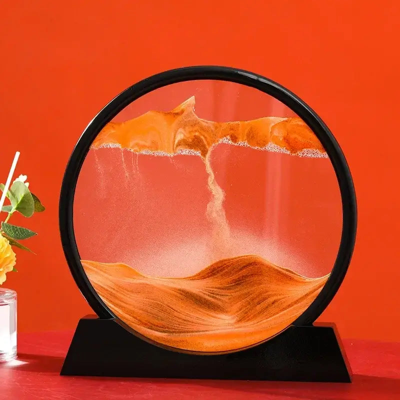 Sablier décoratif circulaire en verre sur fond rouge avec du sable orange, ajoutant une touche d'élégance et de nostalgie à la décoration.