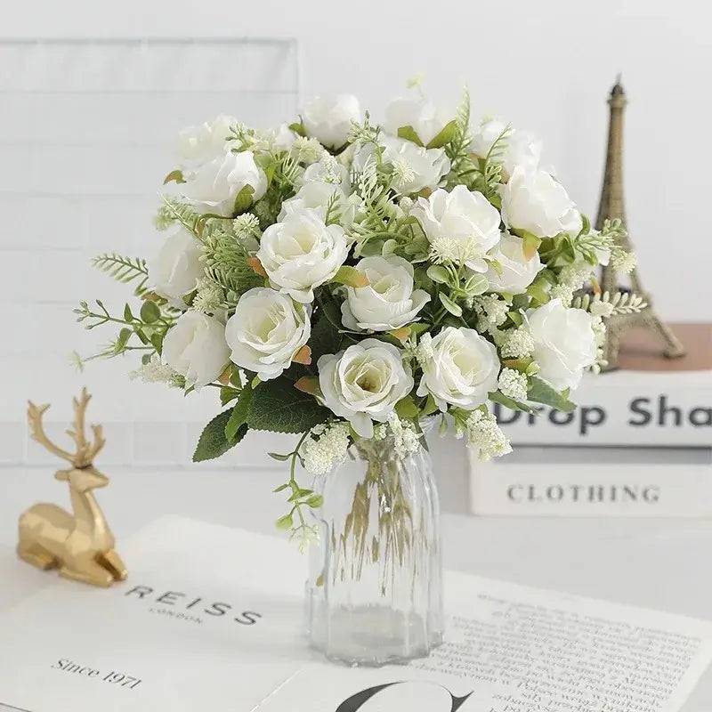 Bouquet de roses en soie blanche dans un vase en verre, idéal pour la décoration intérieure et les mariages, avec une tour Eiffel miniature en arrière-plan.