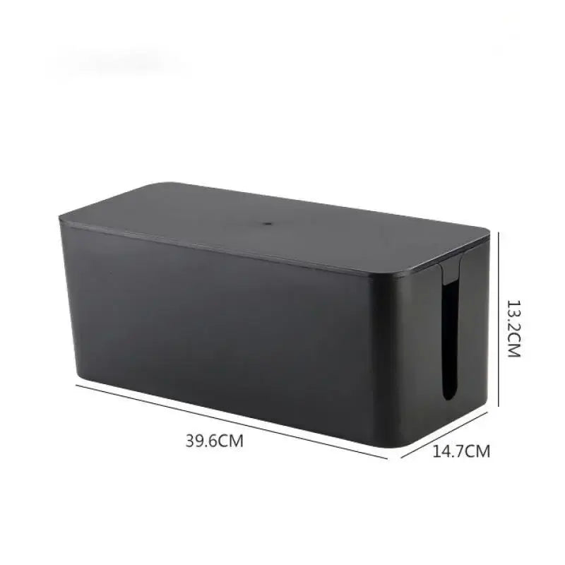 Boîte de rangement en plastique noire pour prises et câbles, dimensions 39.6cm x 14.7cm x 13.2cm, pour organiser et protéger vos connectiques.