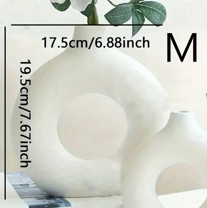 Vase donut en céramique blanche, taille moyenne, dimensions 17.5 cm x 19.5 cm, élégant et moderne pour décoration intérieure minimaliste