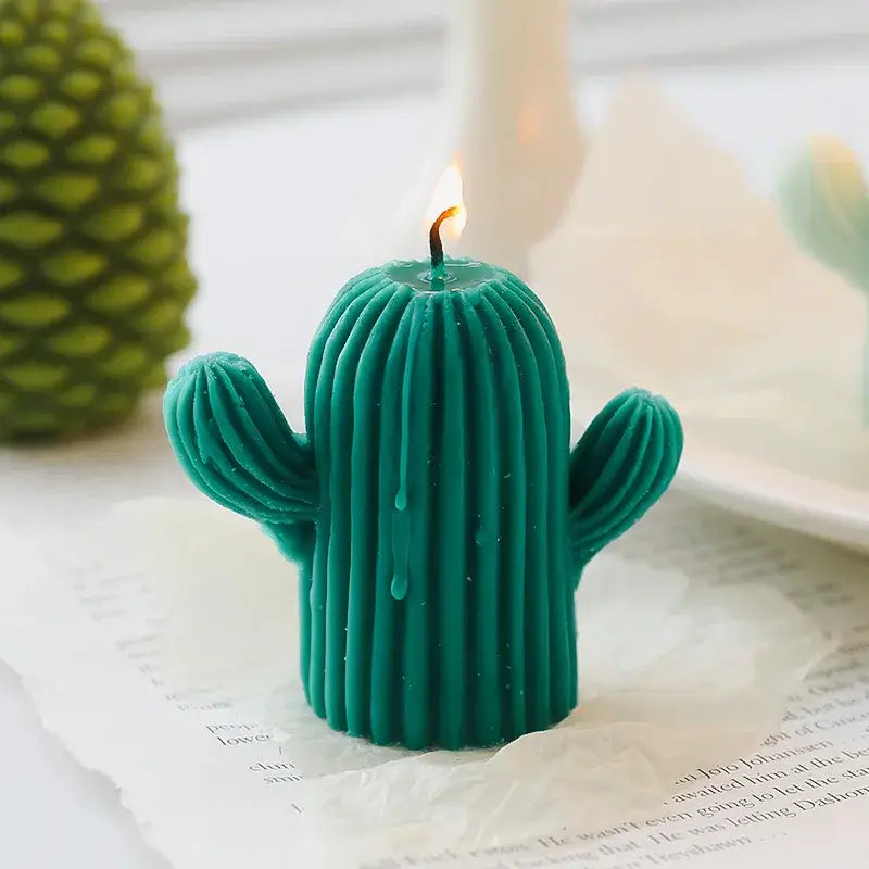 Bougie parfumée en forme de cactus vert allumée, fabriquée en cire de soja pour une décoration unique et tendance